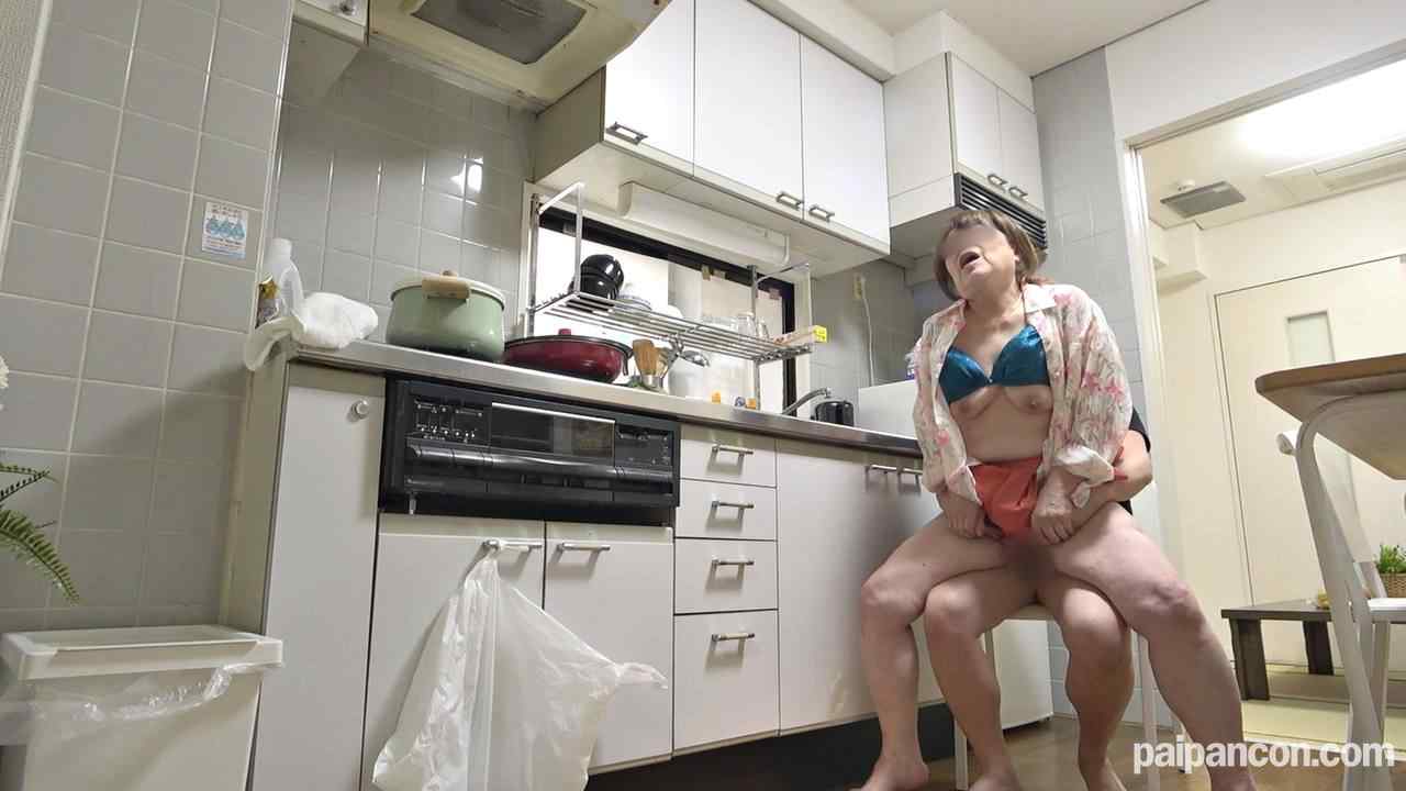 FC2-PPV-2484869 - 1本のおまけ動画あり【無修正ｘ個人撮影】愛奴5号の*親!? 自宅に突然押しかけて、「娘さん不倫してますよ」と報告も不倫相手だとバレて、激エロ還暦超え超熟女を台所で犯して隠し撮りｗ