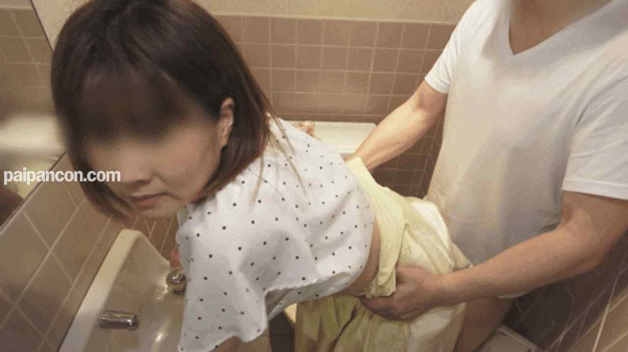 FC2-PPV-3064750 - 【無修正ｘ個人撮影】お稽古の月謝の支払いの為に体を売る人妻…自分の**が水泳教室の時間に、公民館の多目的トイレで**でお金を稼ぐ主婦に中出しを強要！